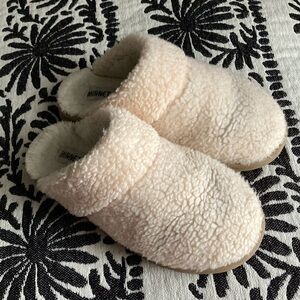 Minnetonka Women’s Suede Slip-On Scuff Slippers - Chesney Cream Size 9 Medium